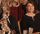 Carla Bruni-Sarkozy, ravissante, et Nicolas Sarkozy reçoivent le  président ivoirien Alassane Ouattara et  son épouse Dominique Ouattara, le 26 janvier 2012, à l\'occasion d\'un  dîner d\'Etat
