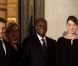 Carla Bruni-Sarkozy et Nicolas Sarkozy posent devant le seuil du palais présidentiel de l'Elysée avec Alassane  Ouattara, président ivoirien, et son épouse Dominique Ouattara, le 26 janvier 2012, à l'occasion d'un dîner d'Etat 