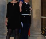 Carla Bruni-Sarkozy et Nicolas Sarkozy posent devant le seuil du palais président de l\'Elysée avec Alassane  Ouattara, président ivoirien, et son épouse Dominique Ouattara, le 26 janvier 2012, à l\'occasion d\'un dîner d\'Etat<br />
