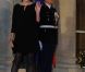 Carla Bruni-Sarkozy et Nicolas Sarkozy posent devant le seuil du palais président de l'Elysée avec Alassane  Ouattara, président ivoirien, et son épouse Dominique Ouattara, le 26 janvier 2012, à l'occasion d'un dîner d'Etat 