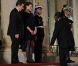Carla Bruni-Sarkozy et Nicolas Sarkozy posent devant le seuil du palais présidentiel de l'Elysée avec Alassane  Ouattara, président ivoirien, et son épouse Dominique Ouattara, le 26 janvier 2012, à l'occasion d'un dîner d'Etat 
