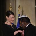 Carla Bruni : La jeune maman redevient première dame élégante et délicate