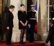 Carla Bruni-Sarkozy et Nicolas Sarkozy posent devant le seuil du palais présidentiel de l'Elysée avec Alassane  Ouattara, président ivoirien, et son épouse Dominique Ouattara, le 26 janvier 2012, à l'occasion d'un dîner d'Etat 