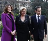 Carla Bruni-Sarkozy et Nicolas Sarkozy accueillent à l\'Elysée l\'épouse du président ivoirien Alassane Ouattara, Dominique Ouattara, dans la journée du 26 janvier 2012<br />