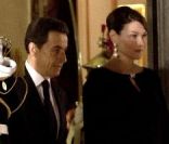 Carla Bruni-Sarkozy et Nicolas Sarkozy posent avec élégance  devant le seuil du palais présidentiel de l\'Elysée avec Alassane  Ouattara, président ivoirien, et son épouse Dominique Ouattara, le 26 janvier 2012, à l\'occasion d\'un dîner d\'Etat<br />