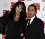 Yamina Benguigui adjointe au maire en charge de la lutte contre les discriminations et des droits de l'Homme et contre l'homophobie avec Bernard Montiel lors du Dîner de la mode pour le Sidaction, le 26 janvier 2012