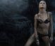 Le mannequin ukrainien Nastya Kunskaya devient réellement 'nasty' pour promouvoir les maillots de la marque Parah.