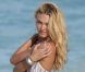 Candice Swanepoel en plein shooting pour Victoria's Secret à Saint-Barthélémy, nous donne déjà des bouffées de chaleur. Le 28 janvier 2012.