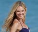 Candice Swanepoel en plein shooting pour Victoria's Secret sur une plage de Saint-Barthélémy. Le 28 janvier 2012.