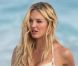 Candice Swanepoel, la plus sexy des naufragés sur une plage de Saint-Barthélémy. Le 28 janvier 2012.