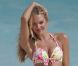 Candice Swanepoel en plein shooting pour Victoria's Secret sur une plage de Saint-Barthélémy. Le 28 janvier 2012.