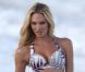 Candice Swanepoel en plein shooting pour Victoria's Secret sur une plage de Saint-Barthélémy. Le 28 janvier 2012.