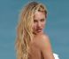 Candice Swanepoel, ténébreuse lors d'un shooting pour Victoria's Secret sur une plage de Saint-Barthélémy. Le 28 janvier 2012.