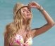 Candice Swanepoel en plein shooting pour Victoria's Secret sur une plage de Saint-Barthélémy. Le 28 janvier 2012.