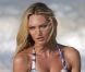 Candice Swanepoel en plein shooting pour Victoria's Secret sur une plage de Saint-Barthélémy. Le 28 janvier 2012.