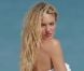Candice Swanepoel en plein shooting pour Victoria's Secret sur une plage de Saint-Barthélémy. Le 28 janvier 2012.