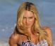 Candice Swanepoel en plein shooting pour Victoria's Secret à Saint-Barthélémy, le 29 janvier 2012.