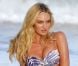 Candice Swanepoel en plein shooting pour Victoria's Secret à Saint-Barthélémy, le 29 janvier 2012.