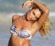 Candice Swanepoel en plein shooting pour Victoria's Secret à Saint-Barthélémy, le 29 janvier 2012.