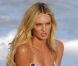 Candice Swanepoel en plein shooting pour Victoria's Secret à Saint-Barthélémy, le 29 janvier 2012.
