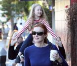 Marcia Cross, son mari Tom Mahoneh et leurs jumelles Eden et Savannah, le 28 janvier 2012 à Los Angeles. Pendant que Tom porte Savannah, Eden tient la main de sa maman<br />