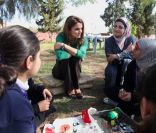 La reine Rania en visite dans le camp Madrasati d'Al-Karameh le 25 janvier 2012.