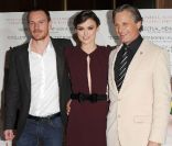 Keira Knightey entourée de Michael Fassbender et Viggo Mortensen à l\'avant-première du film <em>A dangerous method</em>, à Londres, le 31 janvier 2012.