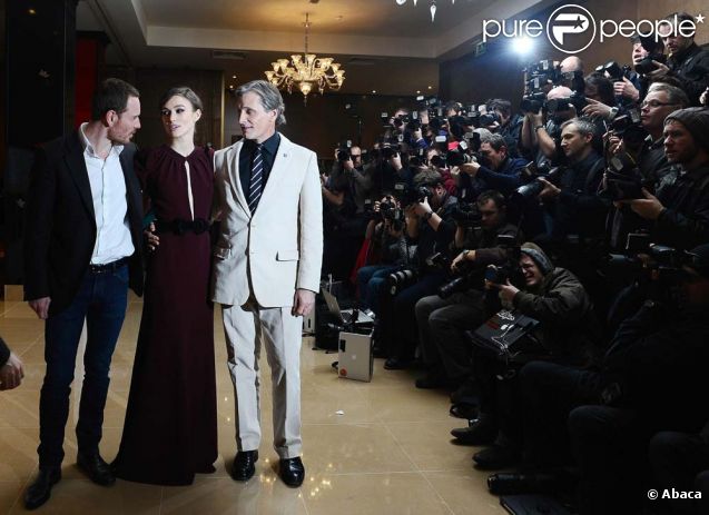 Devant une nuée de photographes, Keira Knightey entourée de Michael Fassbender et Viggo Mortensen à l'avant-première du film  A dangerous method , à Londres, le 31 janvier 2012.
