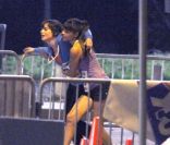 Zooey Deschanel, épuisée, durant un marathon sur le tournage de la série New Girl le 1er février 2012 à Los Angeles 