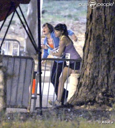 Zooey Deschanel peut compter sur Hannah Simone sur le tournage de la série New Girl le 1er février 2012 à Los Angeles