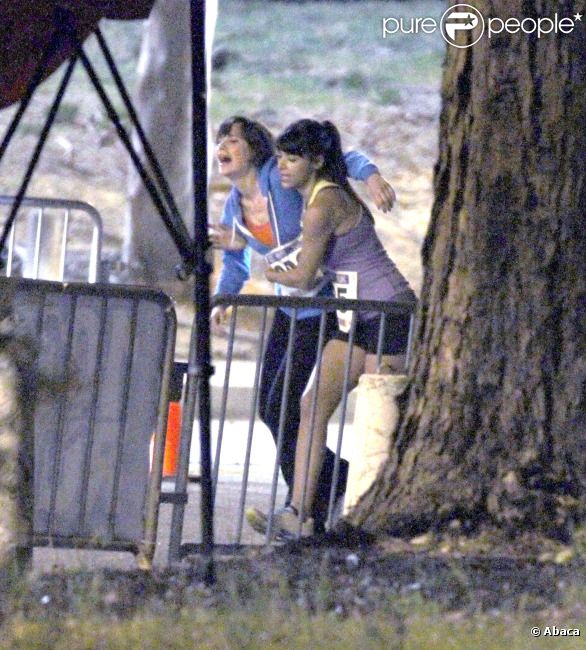 Zooey Deschanel peut compter sur Hannah Simone sur le tournage de la série New Girl le 1er février 2012 à Los Angeles
