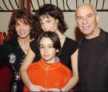 Stéphanie et Michel Fugain, aux côtés de leurs enfants, Marie et Stéphanie Fugain, en février 2005 à Paris
