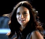 Adriana Lima, très sexy pour donner le départ d'une course dans la pub Kia Motors.