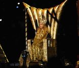 Madonna sur la scène du  halftime show  du Super Bowl, à Indianapolis, le 5 février 2012.