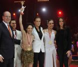 <p>La princesse Stéphanie, le prince Albert et Pauline Ducruet entourent les représentants de la nouvelle génératon des familles Casselly et Berdino, Junior d\'or.</p>
<p>La première édition du festival New Generation, placé sous la présidence de SAS 