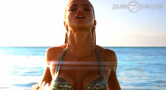 Adriana Lima, une sirène délicieuse pour Victoria's Secret et la collection Swim 2012.