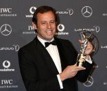 Le président du Barça et son Laureus Award. La cérémonie des Laureus World Sports Awards 2012, qui s'est déroulée le 6 février à Londres avec Clive Owen en maître de cérémonie, a notamment consacré Novak Djokovic Sportif de l'année, devant un parterre de légendes et de couples stars du sport.