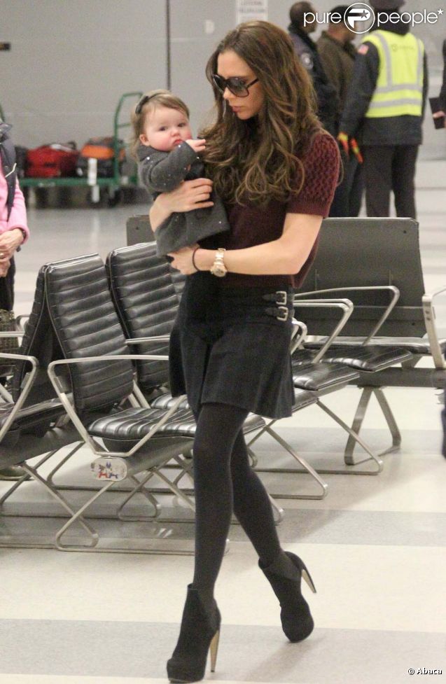 Victoria Beckham et Harper à leur arrivée à l'aéroport de New York, le 7 février 2012.