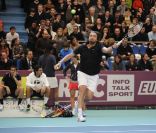  Henri Leconte pour une volée sous haute surveillance. 
 Amélie Mauresmo organisait le 7 février 2012, dans le cadre du 20e Open GDF Suez, la seconde édition de sa soirée Amélie and friends, au profit de l'Institut Curie, avec Yannick Noah, Henri Leconte, Mansour Bahrami, Fabrice Santoro, Michèle Laroque, Pascal Elbé, Franck Dubosc, Ary Abittan et Mary Pierce. 