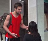 Ryan Gosling devant une salle de sport à Bangkok discute avec une jeune femme, le 8 février 2012.