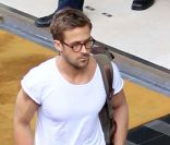 Ryan Gosling devant son hôtel à Bangkok, le 8 février 2012.