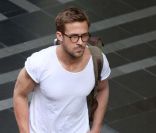 Ryan Gosling devant son hôtel à Bangkok où il tourne son nouveau film,  God Only Forgives , sous la direction de Nicolas Winding Refn, le 8 février 2012.