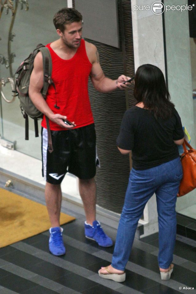 Ryan Gosling devant une salle de sport à Bangkok, le 8 février 2012.