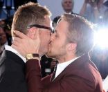 Ryan Gosling embrasse Nicolas Winding Refn alors que  Drive  vient de recevoir le prix de la mise en scène à Cannes, le 22 mai 2011.