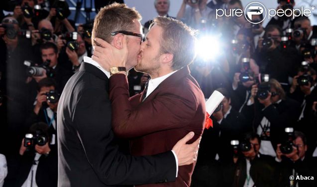 Ryan Gosling embrasse Nicolas Winding Refn alors que  Drive  vient de recevoir le prix de la mise en scène à Cannes, le 22 mai 2011.