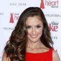 Minka Kelly, sexy en rouge, fait le show sous les yeux d'un Michael Phelps ébahi