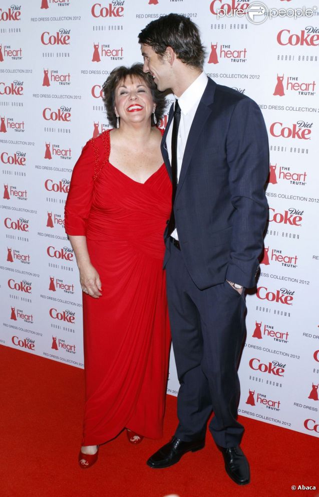Michael Phelps, tout juste remis d'une rupture Nicole Johnson, se console au bras de sa mère. New York, le 8 février 2012.
