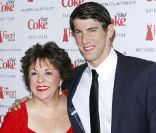 Michael Phelps et sa mère Debbie assistaient au défilé organisé par l'association The Heart Truth à New York, le 8 février 2012.