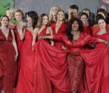Photo finale : tous les mannequins d'un soir prennent la pose après un show exceptionnel à New York, le 8 février 2012.
