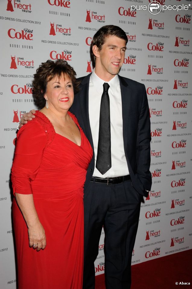 Michael Phelps et sa mère à l'entrée du Hammerstein Ballroom où se déroulait le dixième défilé Red Dress Collection à New York, le 8 février 2012.